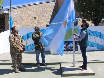 Zapala conmemoró los 200 años del primer izamiento de la bandera nacional en Malvinas