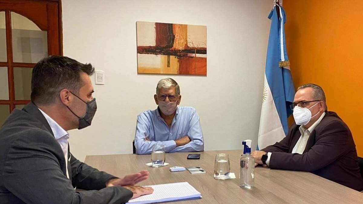 La reunión entre la cámara y Darío Martínez. Fuente: (Twitter)