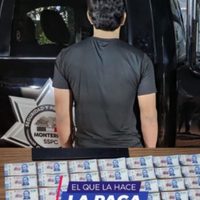 Menor de edad es detenido por orinar en la vía pública; le hallan 24 mil pesos falsos