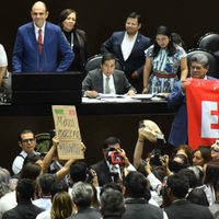 Comparece Ramírez de la O entre curules vacías, reclamos por la deuda y trifulcas