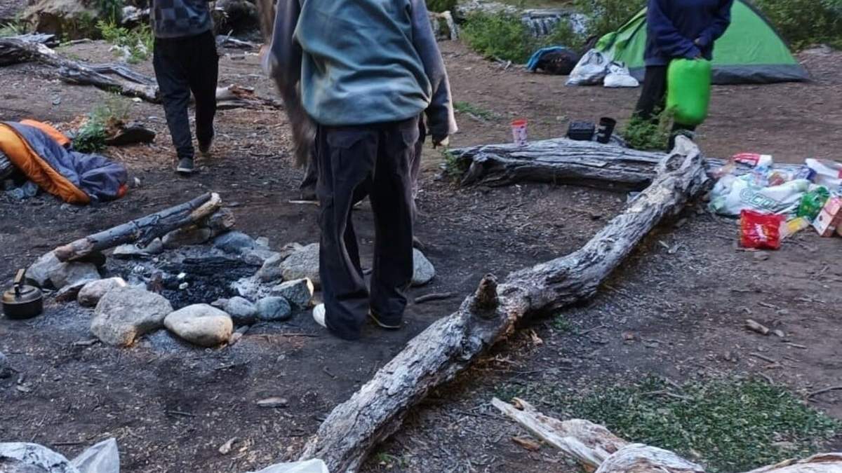 Campamento en una zona no habilitada del Parque Nacional Nahuel Huapi. Fuente: (Facebook).