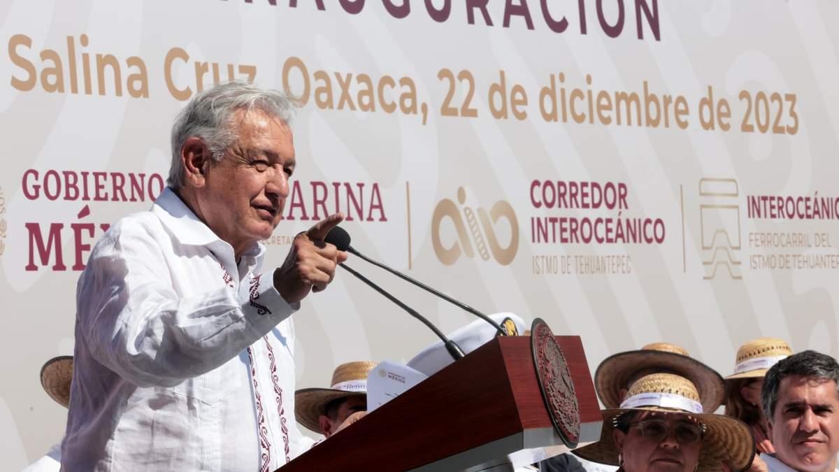 “Oaxaca va a mantenerse en la misma política, hacia adelante; se va a consolidar gracias a todas las obras”, confió el presidente López Obrador