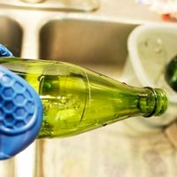 Probá este truco tan fácil y efectivo para limpiar tus botellas de vidrio por dentro y dejarlas relucientes