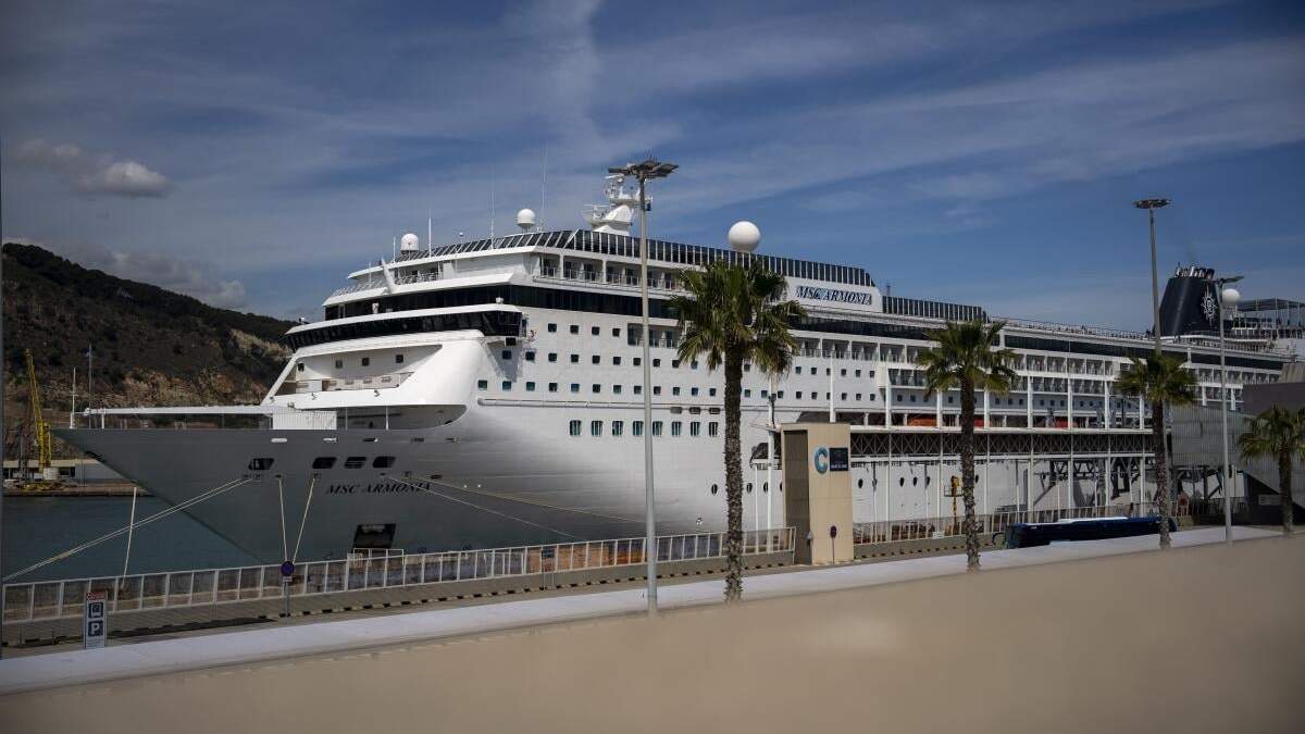 Un crucero que según los reportes llevaba 1.500 personas a bordo fue detenido el miércoles en el puerto nororiental español de Barcelona debido a problemas con las visas de un grupo de pasajeros bolivianos que tenían previsto desembarcar allí