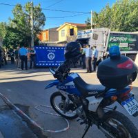 Un joven policía falleció al impactar contra un camión del Cliba en el barrio Gran Neuquén Sur