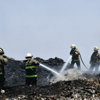 Bomberos de cinco municipios de Jalisco unen fuerzas para combatir incendio en el basurero Los Laureles