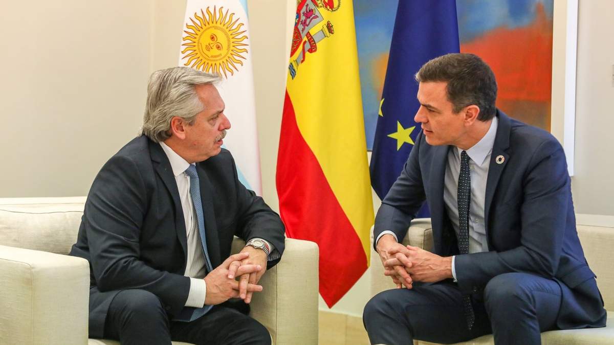 Alberto Fernández y Pedro Sánchez, en su reunión en España. Fuente: (Twitter)