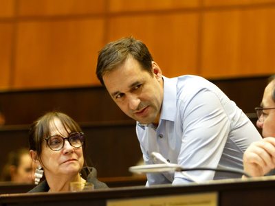 Domínguez va por más: ahora quiere una consulta popular para determinar si la educación es un servicio esencial