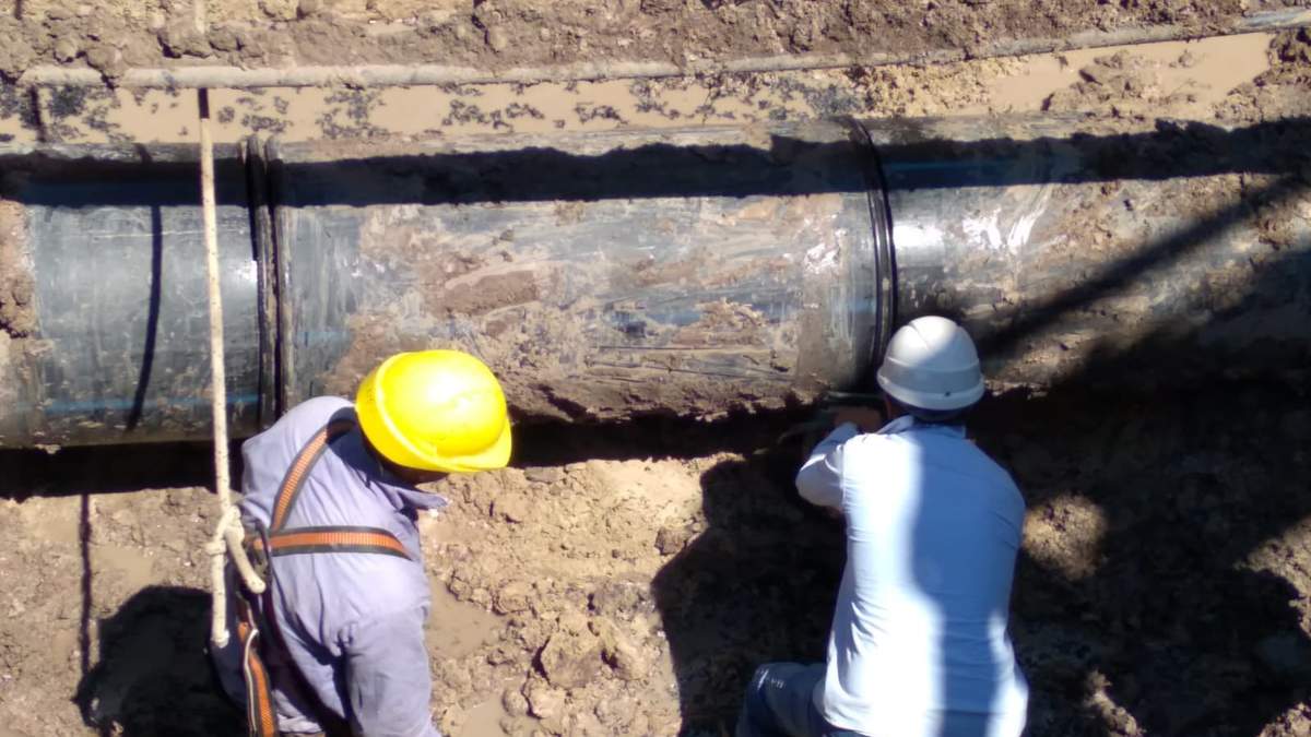 Personal del EPAS ya trabaja en la reparación del acueducto de Neuquén Capital. Fuente: (Twitter)