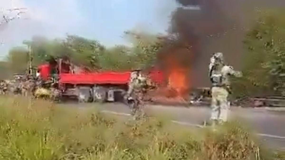 El vehículo militar se incendió tras impactar una grúa