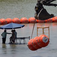 Departamento de Justicia de EU dice a Texas que sus boyas en el río Bravo violan la ley