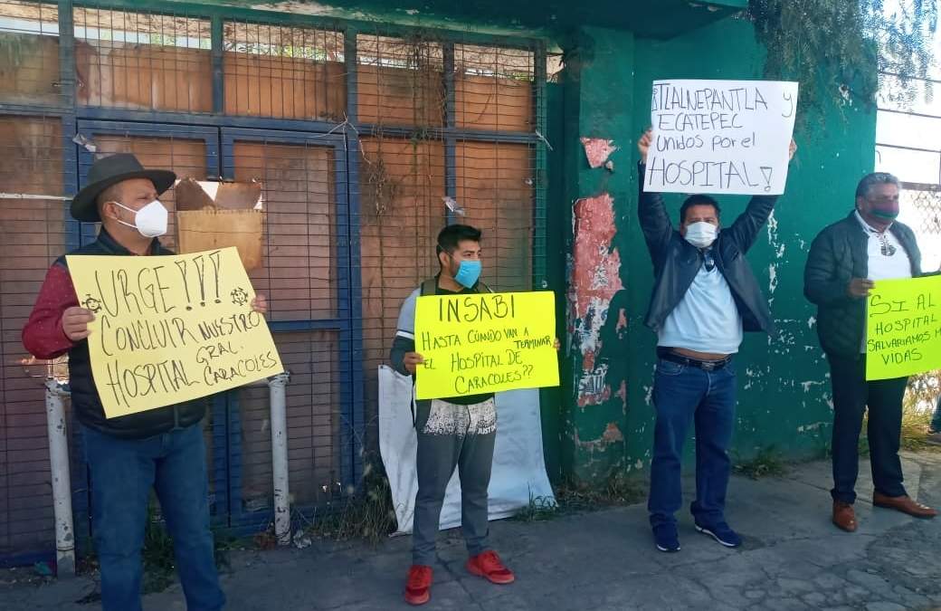 Protesta afuera del hospital "Caracoles", en Tlalnepantla