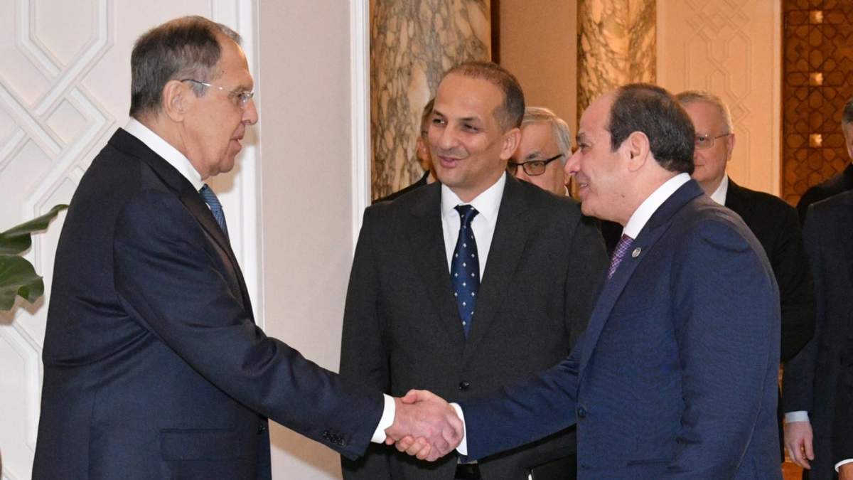 Presidente egipcio Abdel-Fatá el-Sisi (der) con el ministro de Exteriores ruso Serguéi Lavrov, en el Palacio Presidencial en El Cairo