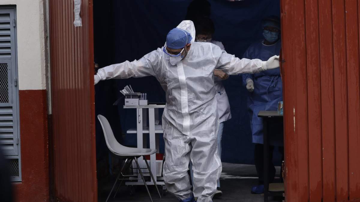 Personas asisten a un quiosco de detección de covid-19 en Azcapotzalco