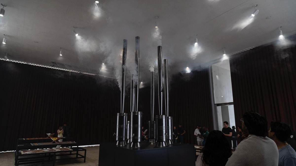 Samovar gigante creado por el colectivo euro-asiático Slavs and Tatars