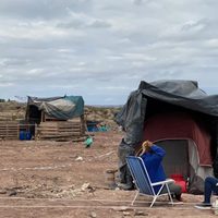 Una pareja y sus hijos quedaron en la calle tras ser desalojada de la toma Casimiro Gómez