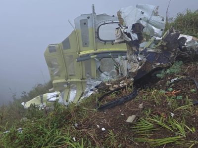 Hallan un cuerpo cerca de los restos de avión que se estrelló con 11 personas a bordo en Indonesia