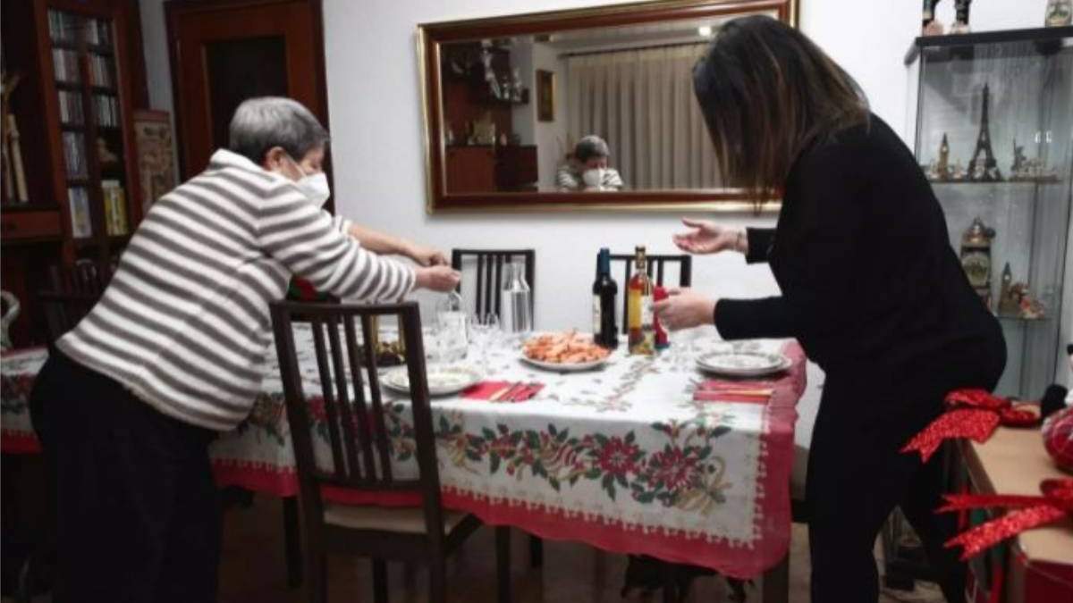 Una mujer y su hija preparan la cena de Nochebuena durante la pandemia en Móstoles, Madrid, en 2020