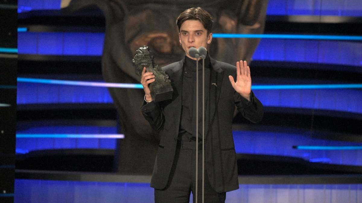 El actor Matías Recalt recibe el Goya por mejor actor revelación por “La sociedad de la nieve” durante la 38va entrega de los galardones en Valladolid, España