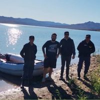 Rescataron a dos pescadores que se extraviaron en el Lago Collón Cura