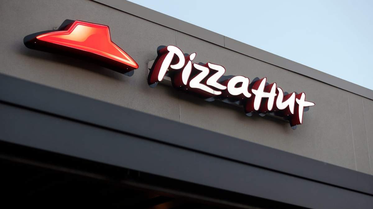 Esta foto de archivo del 15 de diciembre de 2016 muestra un restaurante de la cadena Pizza Hut en Nueva Orleans