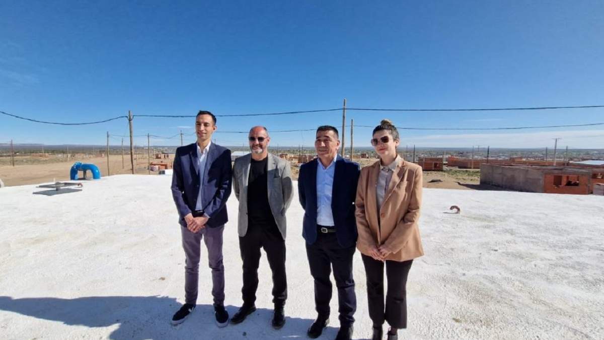 El intendente y funcionarios de Cutral Co en la inauguración del nuevo reservorio. Fuente: (Cutral Co al Instante)