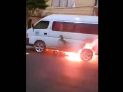 Combi embiste a una moto y la arrastra en llamas entre Iztapalapa y Neza (Video)