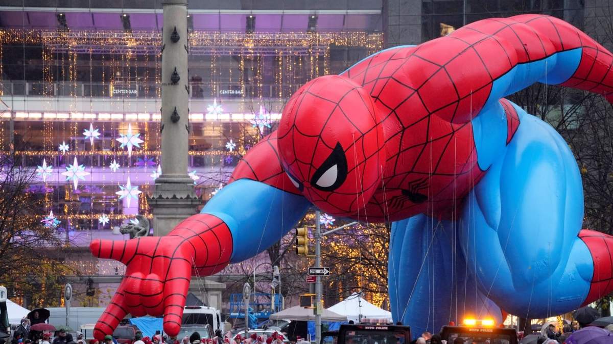 El globo de Spider-Man flota durante el desfile de Macy's por el Día de Acción de Gracias