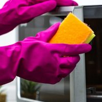 Con ingredientes caseros: el mejor truco para limpiar tu microondas por dentro y dejarlo como nuevo