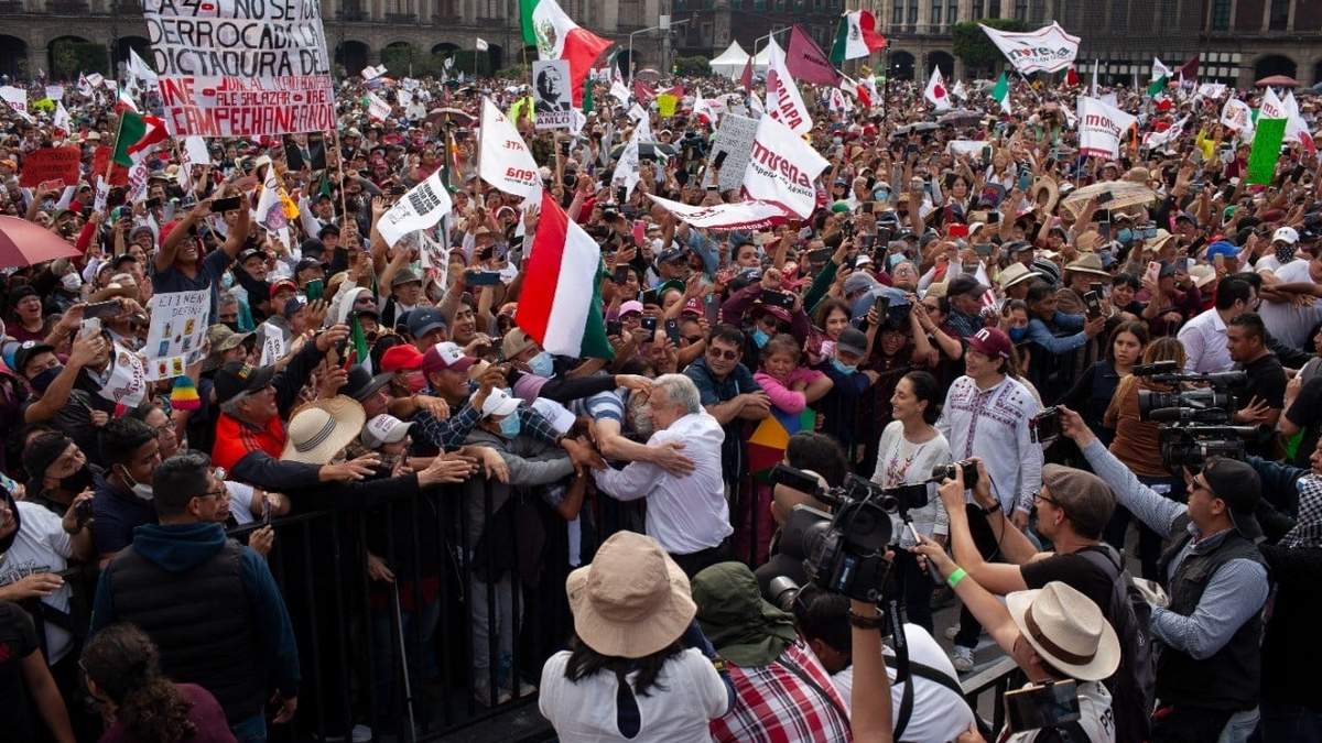 El presidente recibe el respaldo popular durante la marcha del 27 de noviembre