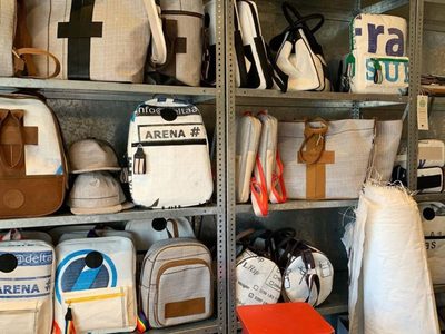 Usan big bags plásticas contenedoras de arena para confeccionar carteras de diseño