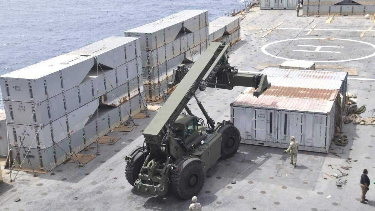 En esta imagen, distribuida por el ejército de Estados Unidos, soldados de la 7ma Brigada de Transporte y marinos del MV Roy P. Benavidez montan un muelle flotante ante la costa de Gaza