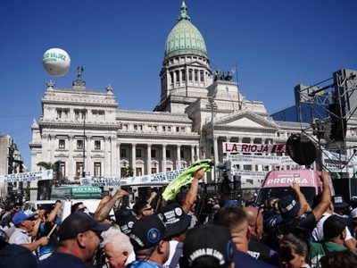 Piqueteros se reagrupan en el Congreso para rechazar la Ley ómnibus