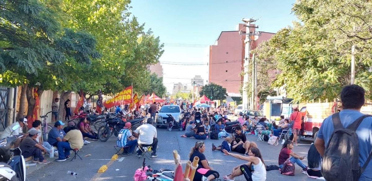 Organizaciones sociales hicieron un acampe para protestar. Fuente: (Diario 10)