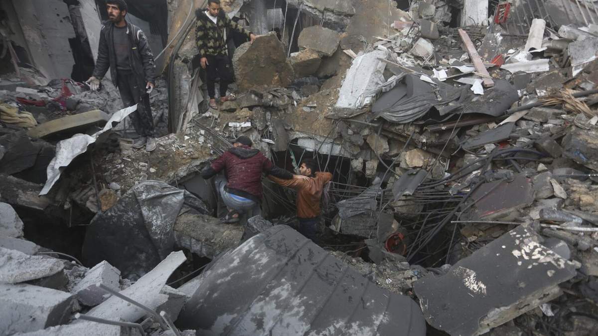 Palestinos buscan sobrevivientes del bombardeo israelí sobre la Franja de Gaza en Rafah