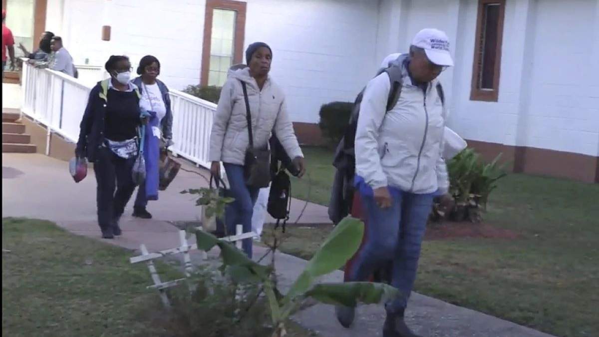 Personas que asistieron a un festival en la Isla Sapelo en Georgia salen de una iglesia a donde fueron llevadas para reecontrarse con seres queridos tras el derrumbe de una pasarela del muelle, en la Isla Sapelo, Georgia, el 20 de octubre del 2024