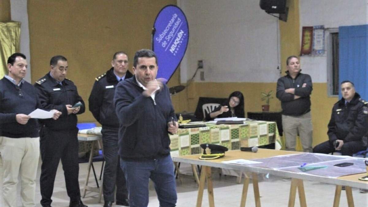 Funcionarios provinciales, policiales y vecinos se vienen reuniendo desde hace varios meses. Fuente: (Centenario Digital)