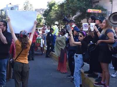 “Cacerolazo” afuera de la Plaza México contra las corridas de toros (Video)