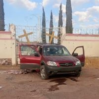 Grupo armado pretendía usar una escuela como campamento; hay dos policías heridos