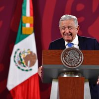AMLO acuerda con empresarios no subir precios a 24 productos de la canasta básica