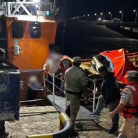 Video: se hundió un buque pesquero en Río Negro