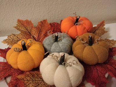 No tires tu pulóver viejo: convertilo en una calabaza increíble sin una sola puntada para la decoración de Halloween