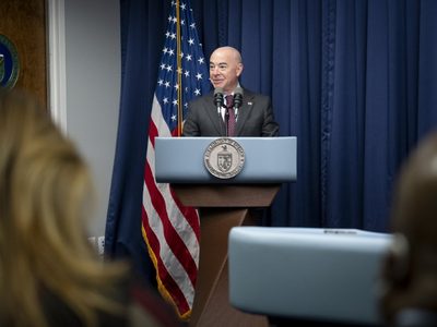 Legisladores republicanos buscan iniciar proceso de destitución contra Mayorkas