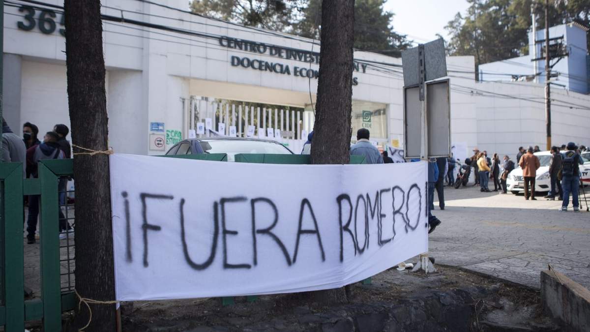 Protesta contra José Antonio Romero Tellaeche en el CIDE