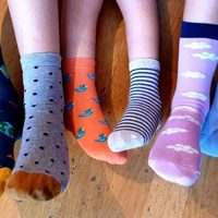 Antes de tirar tus medias viejas, convertilas en estas geniales esponjas para tener tu casa siempre impecable