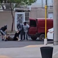 Indignante: entre tres le dieron una feroz paliza en la vía pública a un hombre y nadie llamó a la Policía