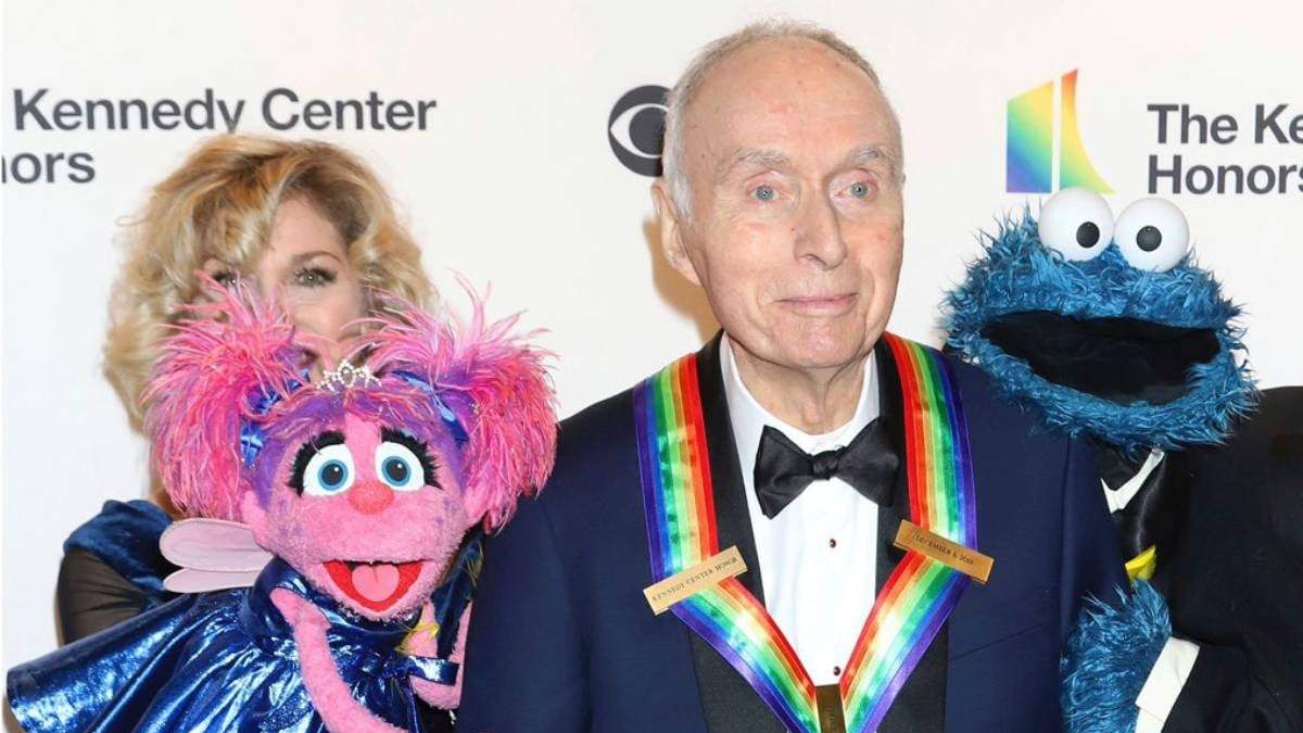 Lloyd Morrisett con Abby y el Monstruo Comegalletas