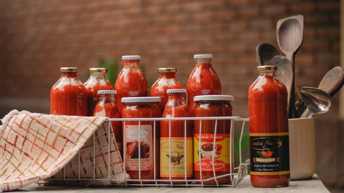 Cómo reciclar con botellas de salsa de tomate. Fuente: (X)