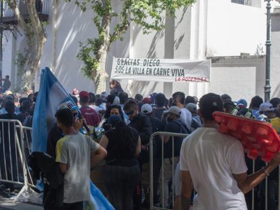 Retiraron el féretro de Diego Maradona y suspendieron momentáneamente el velatorio