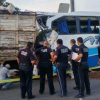 Choque entre autobús y camión de carga en la carretera Campeche-Mérida deja cinco muertos